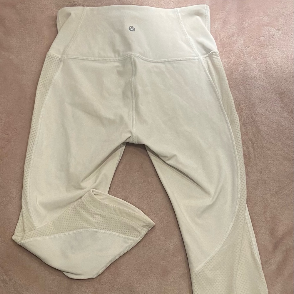 White Lululemon cropped leggings/capris